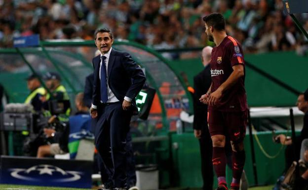Ernesto Valverde instruye a Luis Suárez durante el partido ante el Sporting de Portugal. 