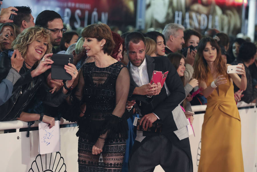 Los actores Carles Francino, Leticia Dolera, y Najwa Nimri antes de participar en la gala de clausura de la 65 edición del Festival Internacional de Cine de San Sebastián. 