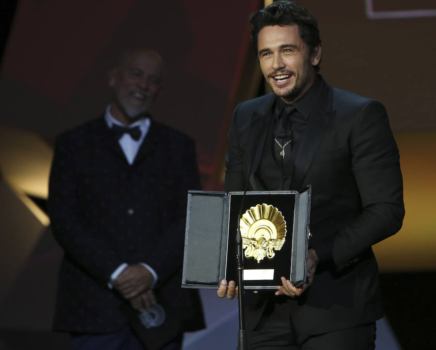 El director y actor James Franco recoge la Concha de Oro a la Mejor Película por "The Disaster Artist", durante la gala de clausura de la 65 edición del Festival Internacional de Cine de San Sebastián. 