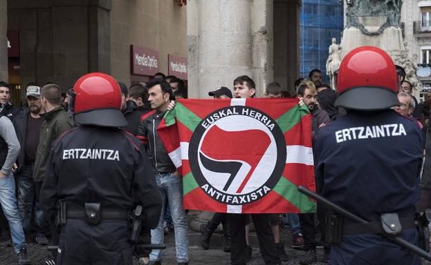 Imagen principal - Las dos caras de las manifestaciones en Vitoria. Abajo a la derecha, decenas de personas se han concentrado en Madrid contra la consulta.