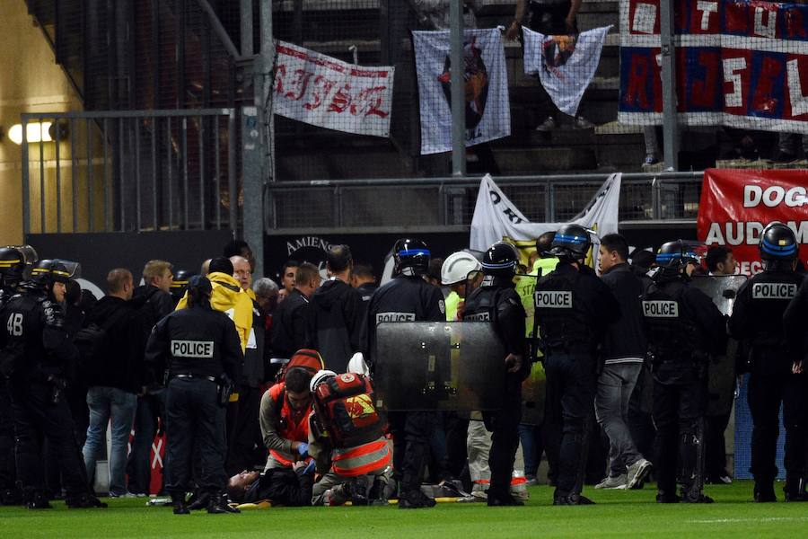 Una grada del Estadio de la Licorne se vino abajo tras el gol del francés Ballo-Touré, que desencadenó la caída de varios aficionados visitantes.