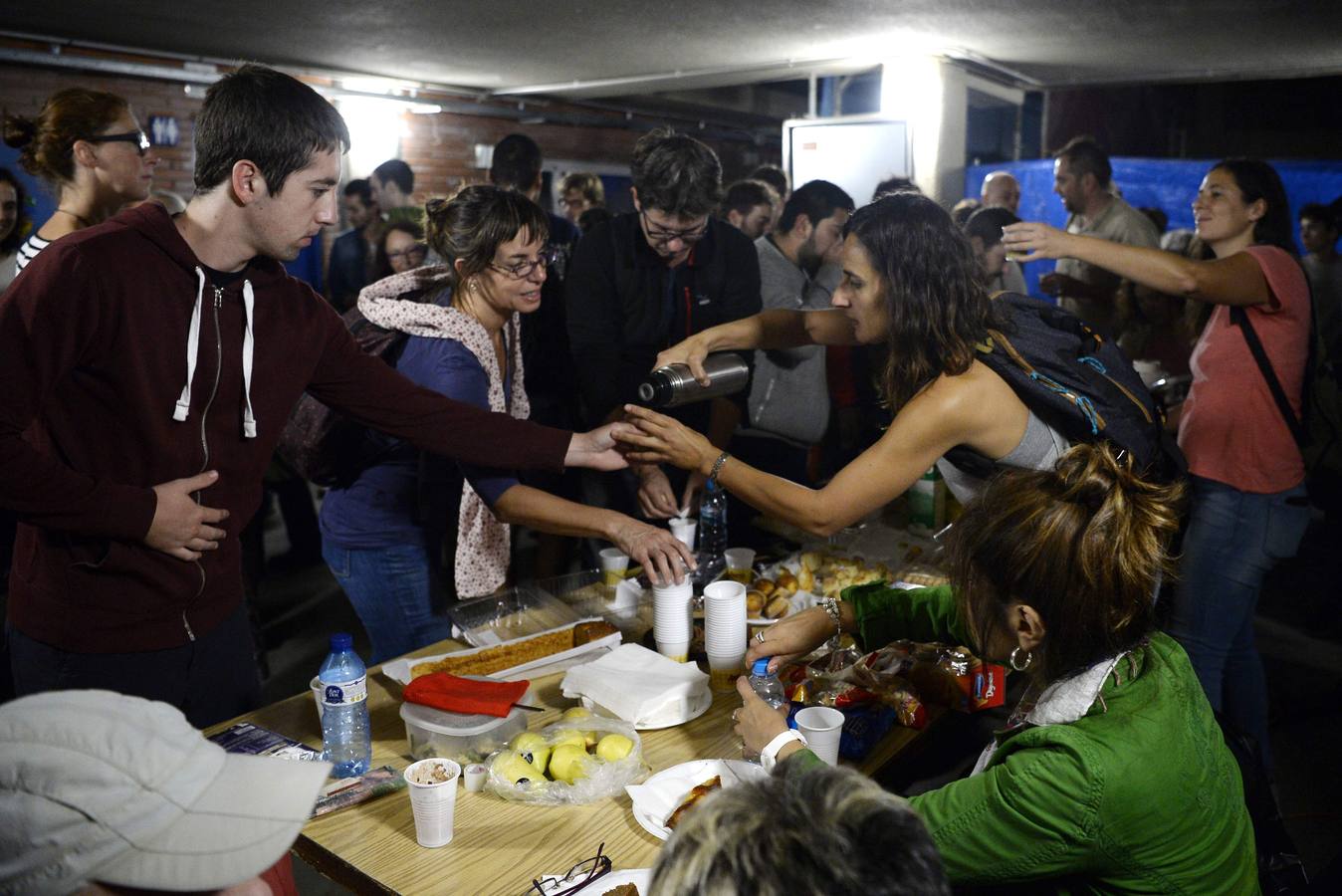 Cientos de personas pasan la noche en los colegios electorales de Cataluña