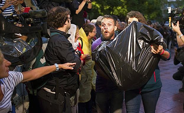 Las urnas han llegado a los colegios en bolsas de plástico.