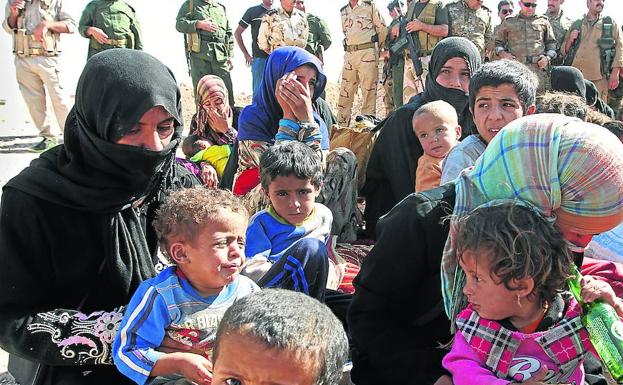 Huidos de sus hogares en Hawija esperando a ser trasladados a los campamentos de Kirkuk