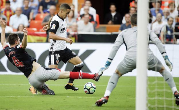 Rodrigo controla el balón ante Aymeric Laporte y Kepa Arrizabalaga.