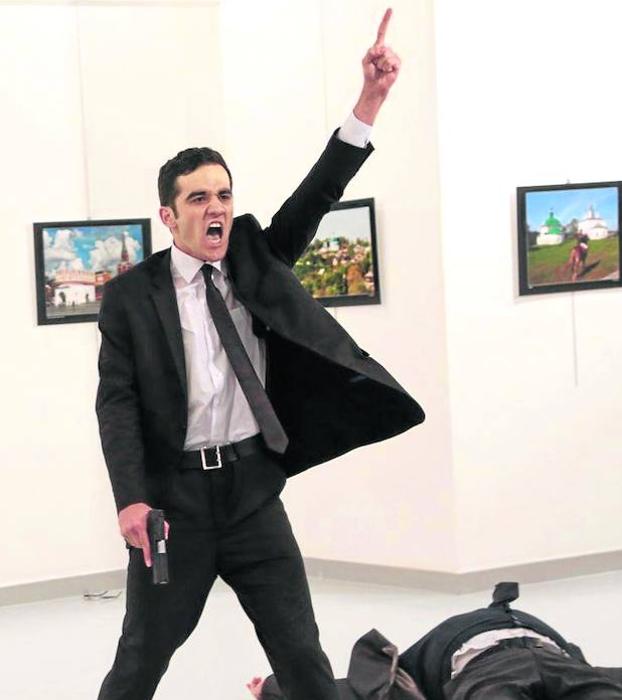 Imagen premiada por World Press Photo que recoge el momento del asesinato del embajador ruso en Turquía y que será exhibida en Montehermoso.