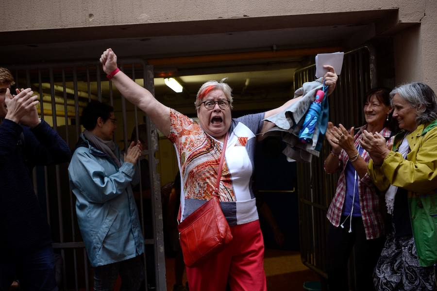 Un mujer muestra su entusiasmo tras depositar su voto.