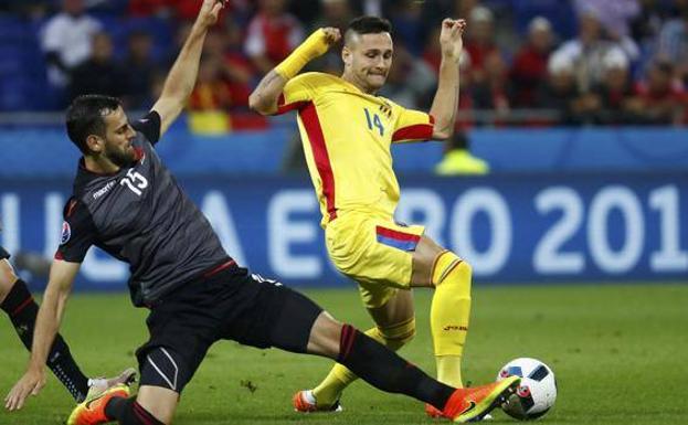 Florin Andone disputa un balón con la selección de Rumanía