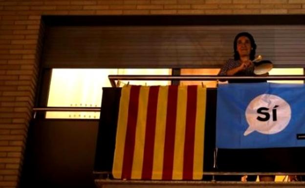 Una fuerte cacerolada en el centro de Barcelona para silenciar el discurso de Felipe VI