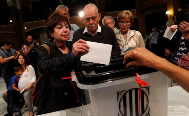 Ciudadanos, depositando sus votos.