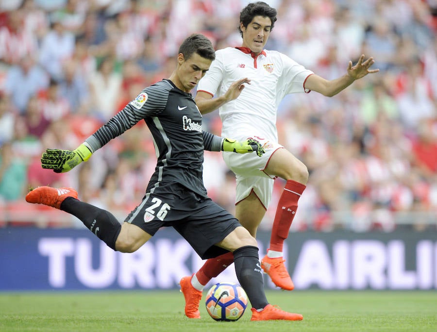 Kepa realiza un desplazamiento en largo en el encuentro de Liga de la temporada pasada en Sevilla.