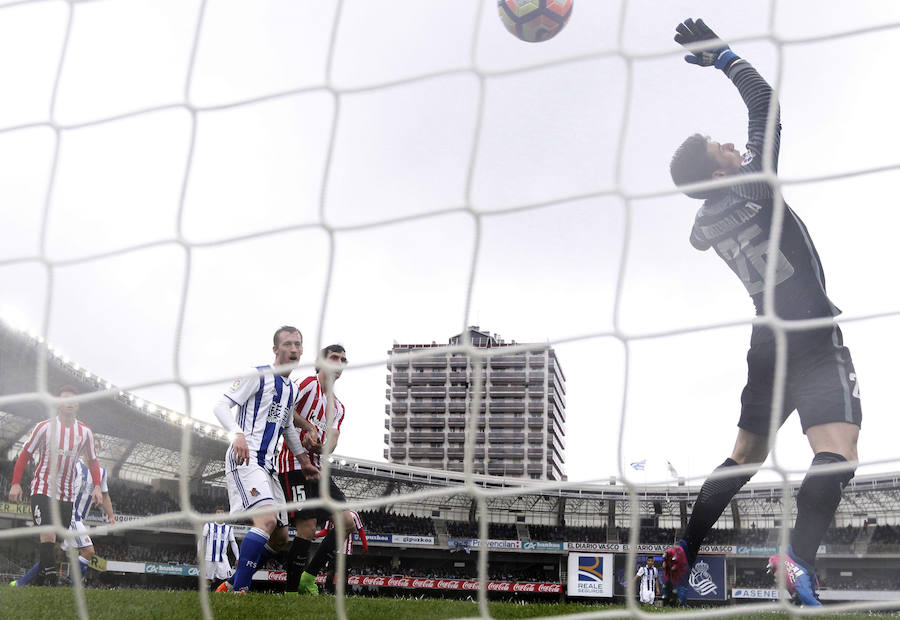Estirada del de Ondarroa en el derbi ante la Real del año pasado en Anoeta.