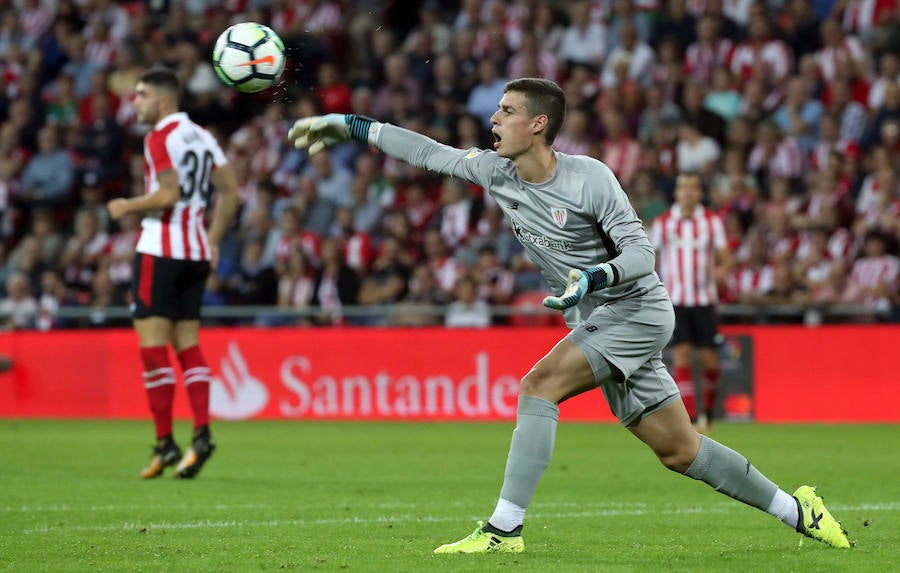 Kepa realiza un saque con la mano en el encuentro ante el Atlético de Madrid esta temporada