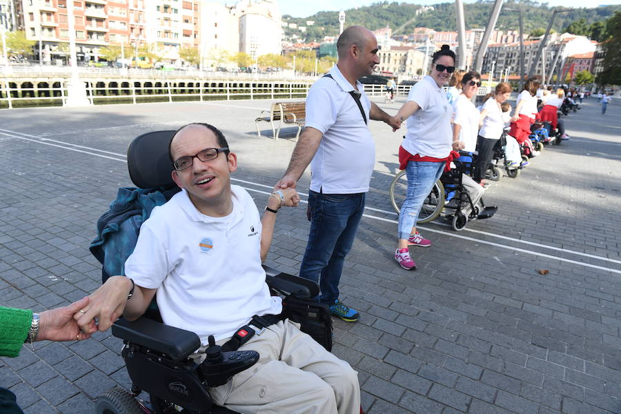 La asociación Aspace organiza en Bilbao un acto en solidaridad con los afectados por esta enfermedad 