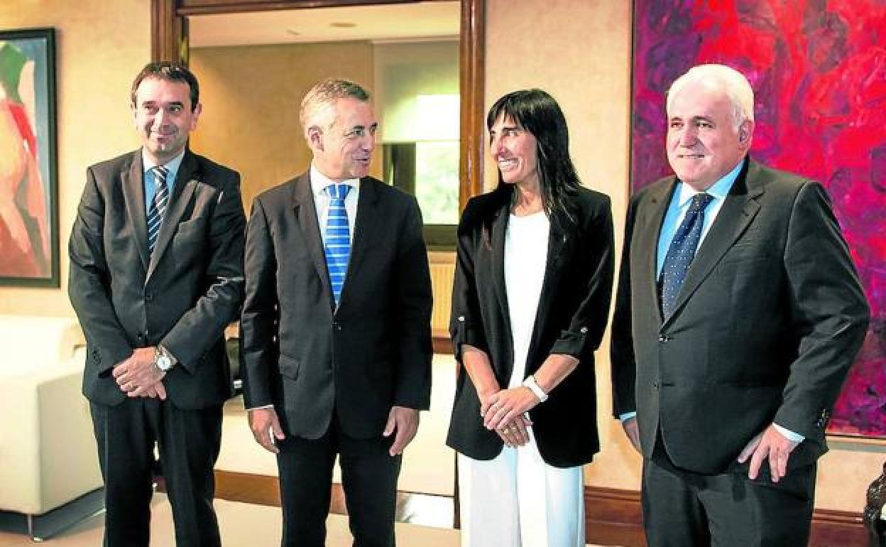 El lehendakari, ayer, con los rectores Vicente Atxa, Nekane Balluerka y José María Guibert