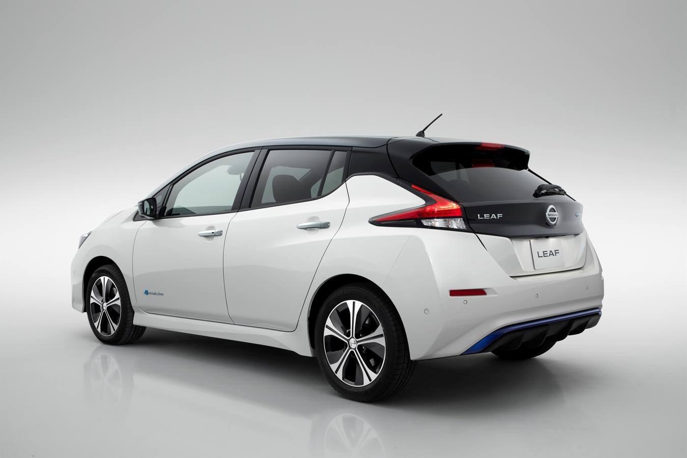 Renovación completa del Nissan Leaf con más potencia, mayor autonomía y mejores tecnologías de seguridad y conectividad. Las primeras unidades llegan a primeros de año.