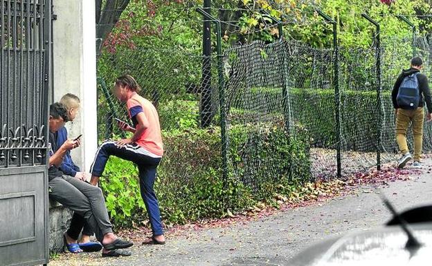 Menores, ajenos a la información, en el centro foral Bideberria de Vitoria.