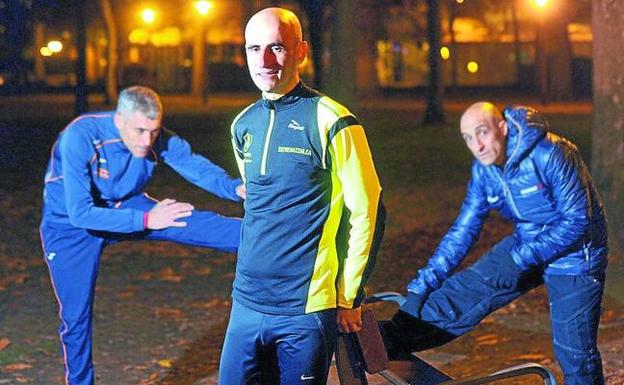 Roberto Ruiz, junto a dos compañeros, se prepara para la última Media Maratón de Vitoria.