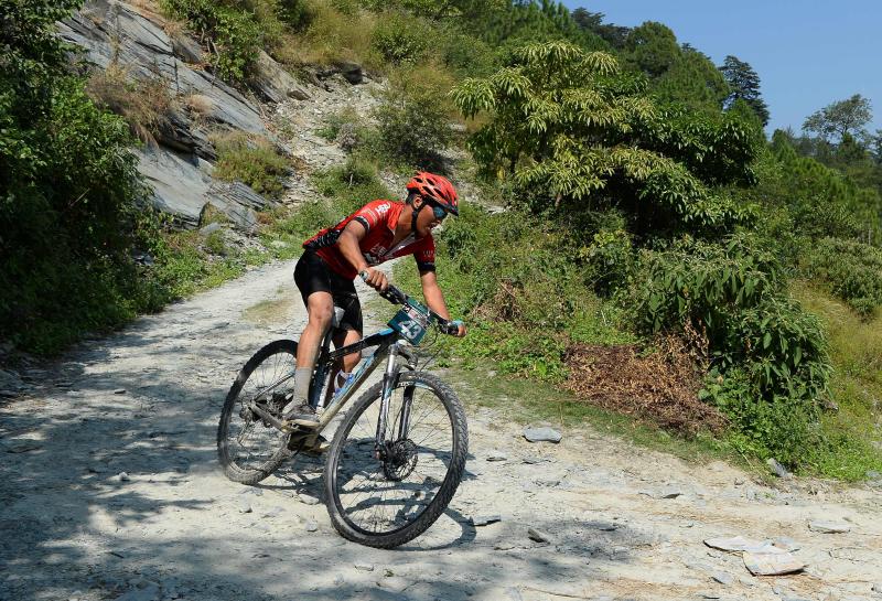 Los ciclistas que participan en la carrera anual de montaña Hero MTB Himalaya alcanzan Barto, alde en el norte del estado indio de Himachal Pradesh. La 13º edición de la competición de Cross Country de ocho etapas en las estribaciones del Himalaya comenzó en Shimla el 29 de septiembre y terminará en Dharamasala el 7 de octubre.