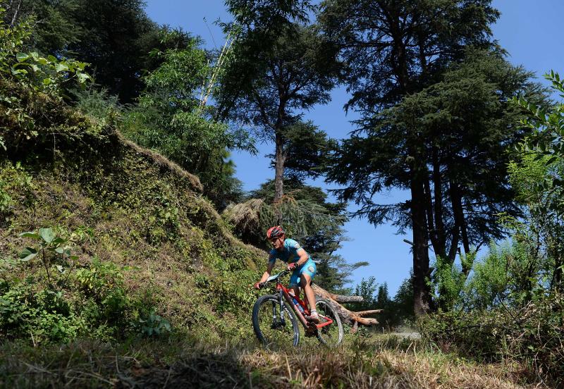 Los ciclistas que participan en la carrera anual de montaña Hero MTB Himalaya alcanzan Barto, alde en el norte del estado indio de Himachal Pradesh. La 13º edición de la competición de Cross Country de ocho etapas en las estribaciones del Himalaya comenzó en Shimla el 29 de septiembre y terminará en Dharamasala el 7 de octubre.