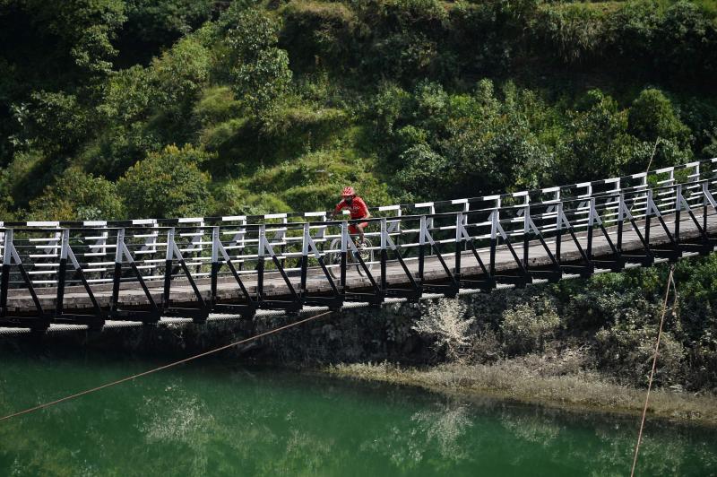 Los ciclistas que participan en la carrera anual de montaña Hero MTB Himalaya alcanzan Barto, alde en el norte del estado indio de Himachal Pradesh. La 13º edición de la competición de Cross Country de ocho etapas en las estribaciones del Himalaya comenzó en Shimla el 29 de septiembre y terminará en Dharamasala el 7 de octubre.