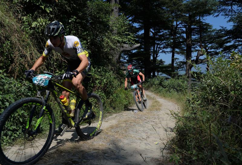 Los ciclistas que participan en la carrera anual de montaña Hero MTB Himalaya alcanzan Barto, alde en el norte del estado indio de Himachal Pradesh. La 13º edición de la competición de Cross Country de ocho etapas en las estribaciones del Himalaya comenzó en Shimla el 29 de septiembre y terminará en Dharamasala el 7 de octubre.