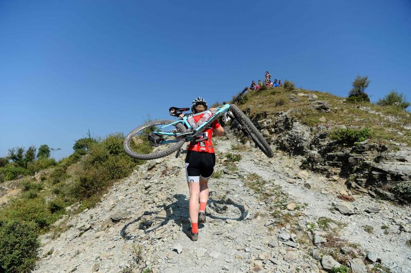 Los ciclistas que participan en la carrera anual de montaña Hero MTB Himalaya alcanzan Barto, alde en el norte del estado indio de Himachal Pradesh. La 13º edición de la competición de Cross Country de ocho etapas en las estribaciones del Himalaya comenzó en Shimla el 29 de septiembre y terminará en Dharamasala el 7 de octubre.