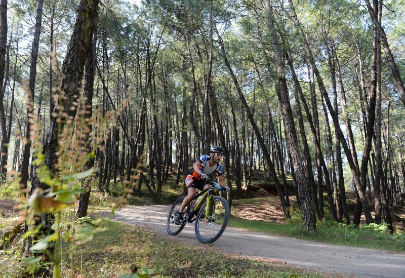 Los ciclistas que participan en la carrera anual de montaña Hero MTB Himalaya alcanzan Barto, alde en el norte del estado indio de Himachal Pradesh. La 13º edición de la competición de Cross Country de ocho etapas en las estribaciones del Himalaya comenzó en Shimla el 29 de septiembre y terminará en Dharamasala el 7 de octubre.