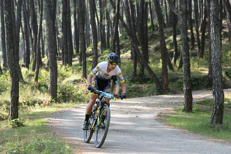 Los ciclistas que participan en la carrera anual de montaña Hero MTB Himalaya alcanzan Barto, alde en el norte del estado indio de Himachal Pradesh. La 13º edición de la competición de Cross Country de ocho etapas en las estribaciones del Himalaya comenzó en Shimla el 29 de septiembre y terminará en Dharamasala el 7 de octubre.