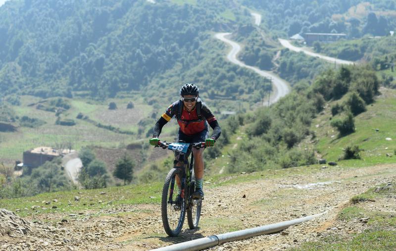 Los ciclistas que participan en la carrera anual de montaña Hero MTB Himalaya alcanzan Barto, alde en el norte del estado indio de Himachal Pradesh. La 13º edición de la competición de Cross Country de ocho etapas en las estribaciones del Himalaya comenzó en Shimla el 29 de septiembre y terminará en Dharamasala el 7 de octubre.