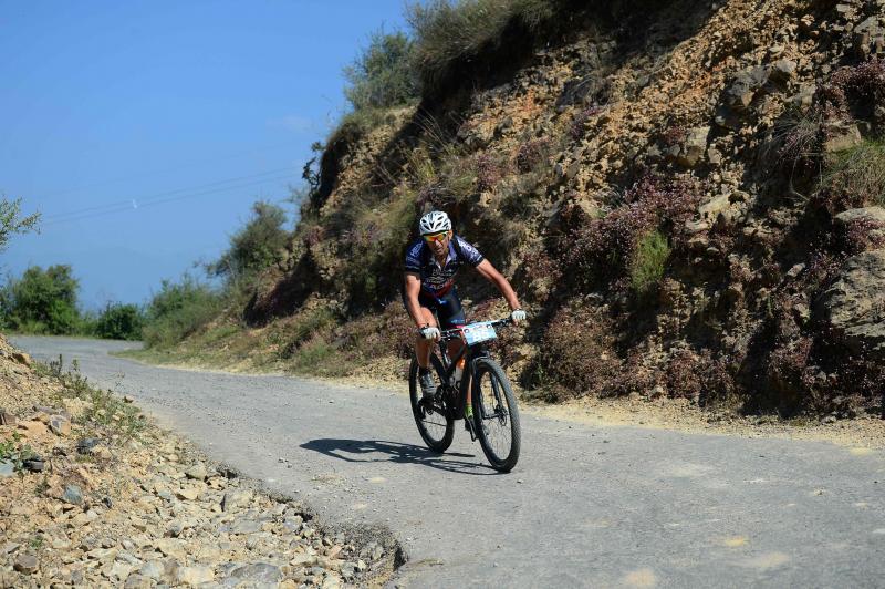 Los ciclistas que participan en la carrera anual de montaña Hero MTB Himalaya alcanzan Barto, alde en el norte del estado indio de Himachal Pradesh. La 13º edición de la competición de Cross Country de ocho etapas en las estribaciones del Himalaya comenzó en Shimla el 29 de septiembre y terminará en Dharamasala el 7 de octubre.