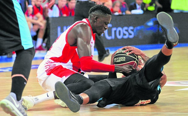 Diop lucha en el suelo por un balón