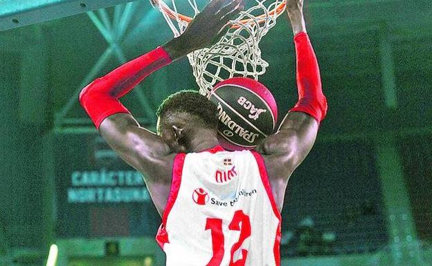 Ilimane Diop se ensaña con el aro.