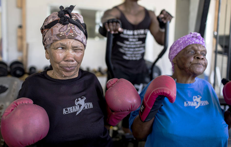 Las abuelas boxeadoras acuden a un gimnasio de Cosmo City, un suburbio de Johannesburgo, àra soltar sus guantes.