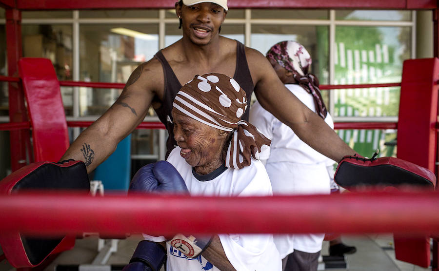 Las abuelas boxeadoras acuden a un gimnasio de Cosmo City, un suburbio de Johannesburgo, àra soltar sus guantes.