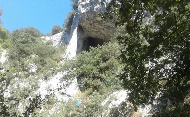 Los Bomberos forales han tenido que rescatar el cuerpo en las inmediaciones de la cueva de La Leze.