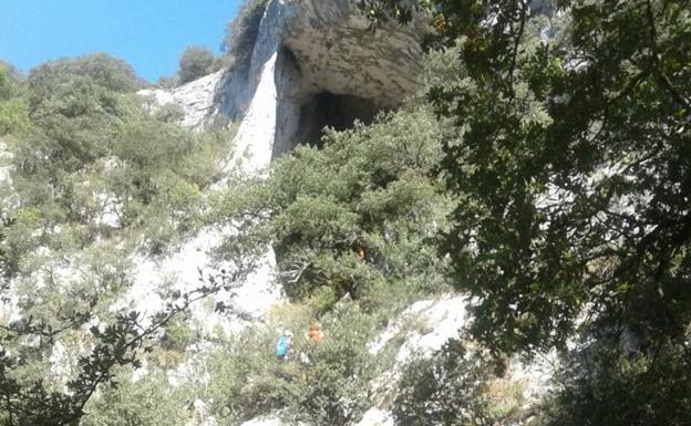 Los Bomberos han tenido que rescatar el cuerpo en las inmediaciones de la cueva de La Leze.