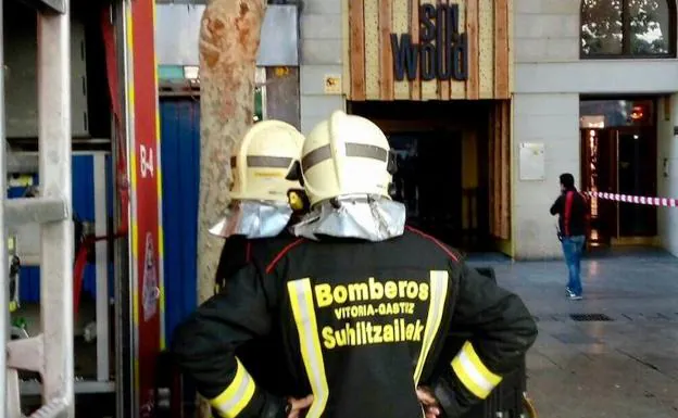 Los Bomberos de Vitoria han sofocado el incendio registrado en un local hostelero de la calle Postas.