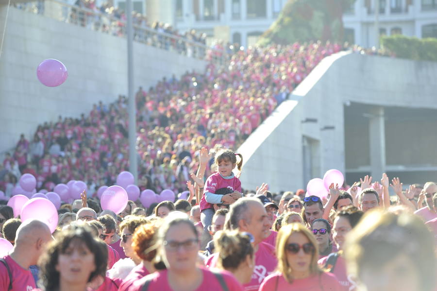 La carrera ha sido más multitudinaria que nunca y se han agotado las 10.000 camisetas que han puesto a la venta