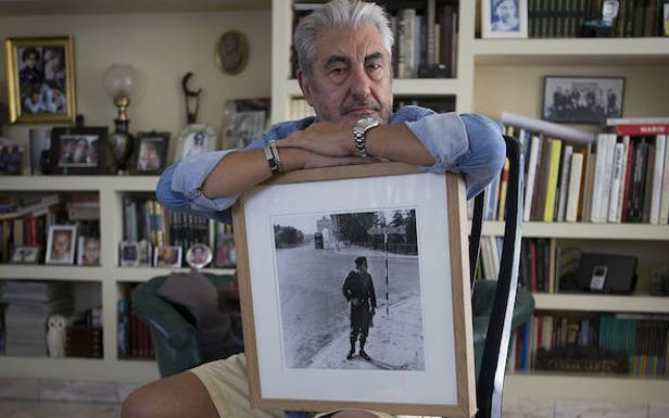 Lucas posa con una de sus fotografías del Che. 