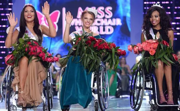 Las tres integrantes del podio de Miss Mundo en silla de ruedas. 