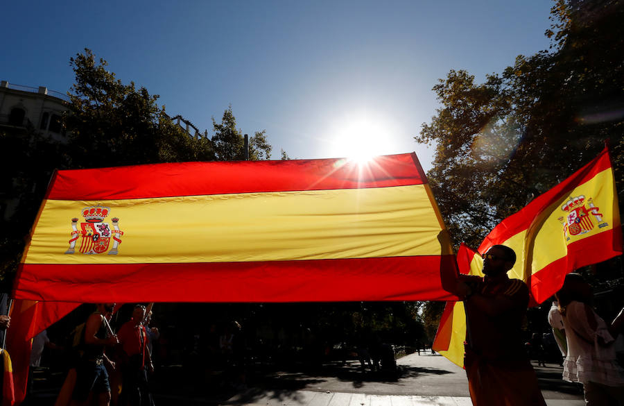 A partir de las 12:00 horas se concentran miles de personas en la capital catalana para «recuperar la sensatez»