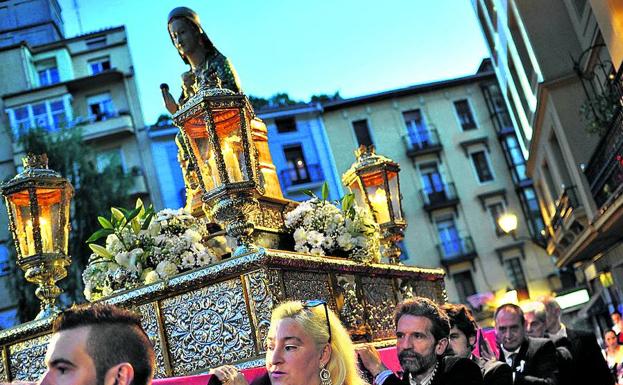 Los porteadores de la Cofradía de Begoña llevan a hombros la Virgen Peregrina desde 2007.