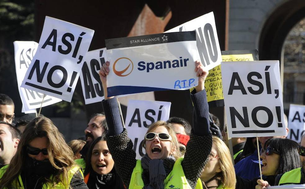 Trabajadores de Spanair protestan por el cierre de la compañía, a comienzos de 2012.