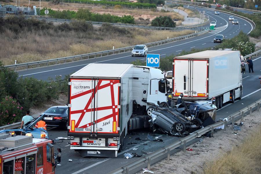 Cuatro de las víctimas formaban parte de una misma familia, vecina de Elche. Los testigos aseguran que un tráiler arrolló a varios coches que estaban parados por una retención en la A-7