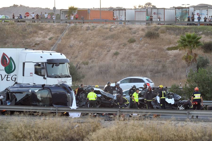 Cuatro de las víctimas formaban parte de una misma familia, vecina de Elche. Los testigos aseguran que un tráiler arrolló a varios coches que estaban parados por una retención en la A-7