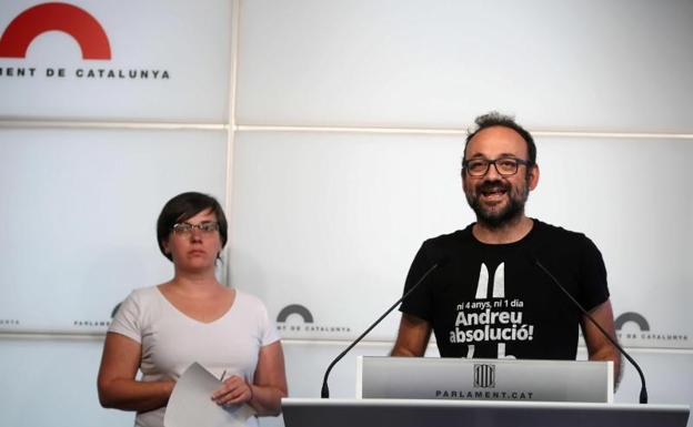 Los diputados de la CUP, Mireia Boya y Benet Salellas, durante la rueda de prensa 