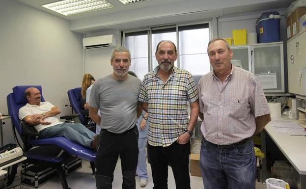 Canete, Santibánez y Mínguez, en la extracción del pasado jueves en el ambulatorio. 