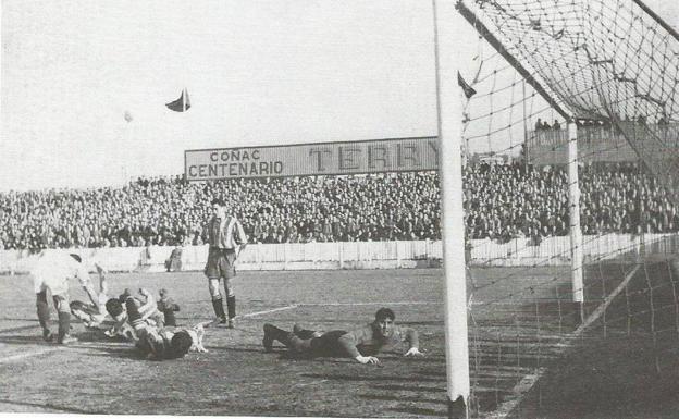 Partido del Barakaldo en Lasesarre en Segunda en 1949 con las tribunas repletas.