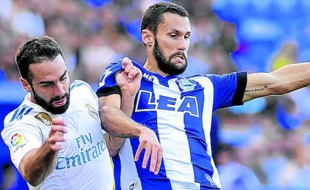 Pedraza pugna con Carvajal en el choque frente al Real Madrid, el último disputado en Mendizorroza.